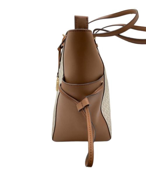 MICHAEL KORS（マイケル・コース）MICHAEL KORS (マイケルコース) GILLY LG DRWSTG TRVL TOTE / ギリーLGトラベルトートバッグ ブラウン×ホワイトの古着・服飾アイテム