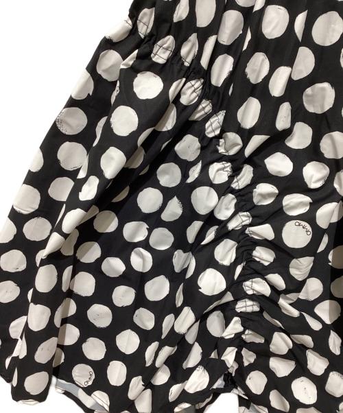 OMMO（オーエムエムオー）OMMO (オーエムエムオー) IRREGULAR SHIRRING CAMI OP ホワイト×ブラック サイズ:Mの古着・服飾アイテム