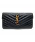 Yves Saint Laurent（イヴサンローラン）の古着「カサンドラ YSLロゴ Vステッチ キルティング フラップ ロングウォレット 長財布」｜ブラック