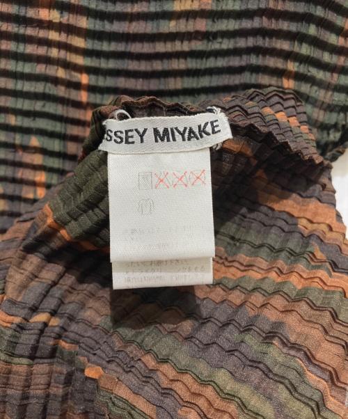 ISSEY MIYAKE（イッセイミヤケ）ISSEY MIYAKE (イッセイミヤケ) 総柄プリーツカットソー ブラウン×カーキ サイズ:Mの古着・服飾アイテム