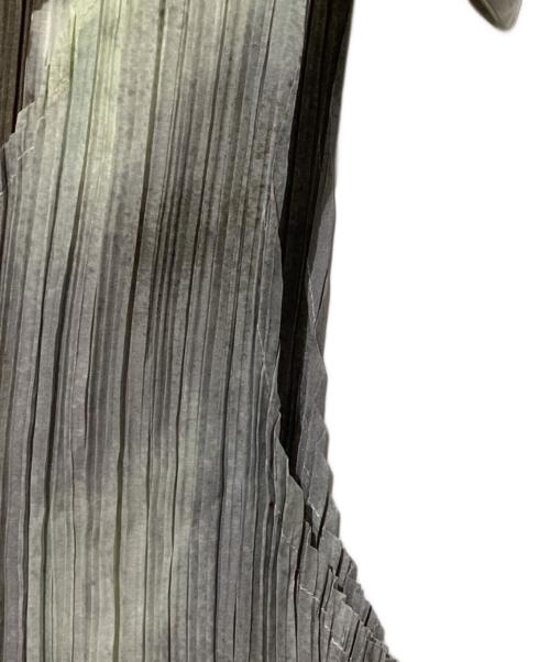 ISSEY MIYAKE（イッセイミヤケ）ISSEY MIYAKE (イッセイミヤケ) 総柄プリーツノースリーブカットソー グリーン×グレー サイズ:Mの古着・服飾アイテム