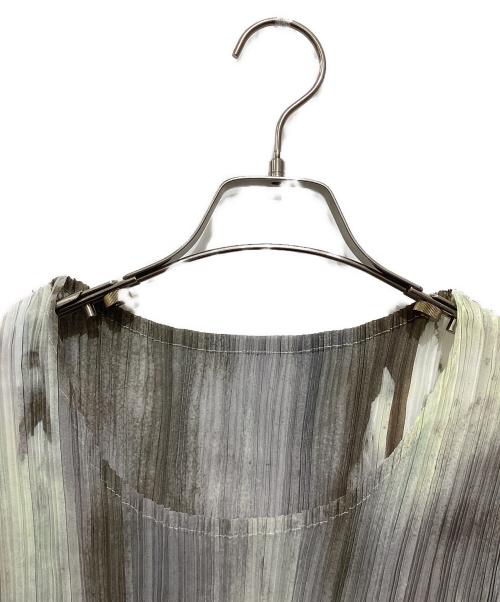 ISSEY MIYAKE（イッセイミヤケ）ISSEY MIYAKE (イッセイミヤケ) 総柄プリーツノースリーブカットソー グリーン×グレー サイズ:Mの古着・服飾アイテム