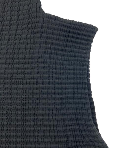 ISSEY MIYAKE（イッセイミヤケ）ISSEY MIYAKE (イッセイミヤケ) プリーツS/Sカットソー ブラック サイズ:Mの古着・服飾アイテム