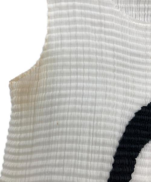 ISSEY MIYAKE（イッセイミヤケ）ISSEY MIYAKE (イッセイミヤケ) プリーツN/Sカットソー ホワイト×ブラック サイズ:Sの古着・服飾アイテム