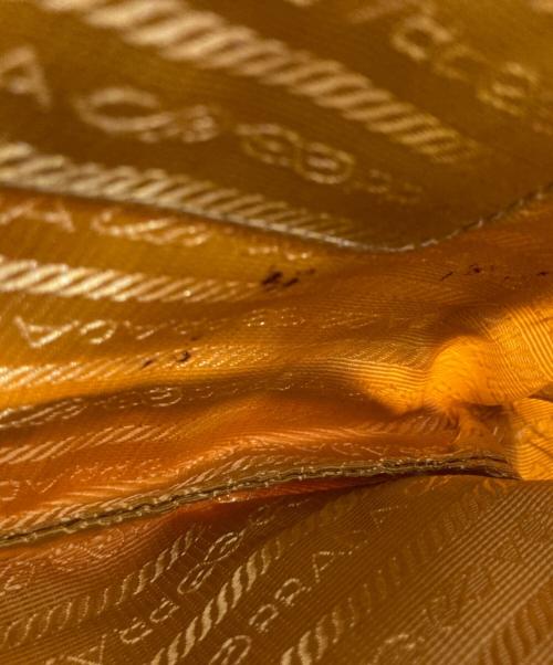 PRADA（プラダ）PRADA (プラダ) ロゴプレート ナイロンハンドバッグ イエローの古着・服飾アイテム