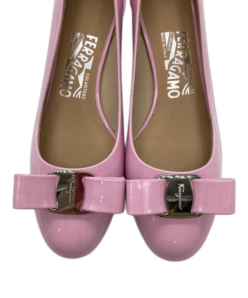 Salvatore Ferragamo（サルヴァトーレ フェラガモ）Salvatore Ferragamo (サルヴァトーレ フェラガモ) ヴァラリボンパンプス ピンク サイズ:5の古着・服飾アイテム