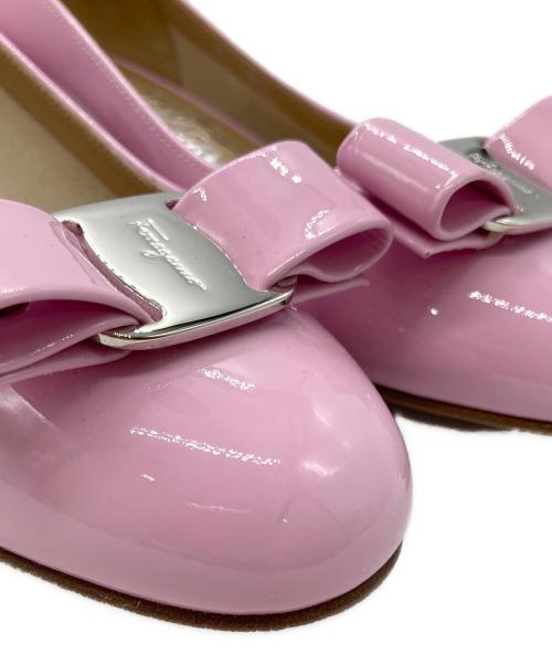 Salvatore Ferragamo（サルヴァトーレ フェラガモ）Salvatore Ferragamo (サルヴァトーレ フェラガモ) ヴァラリボンパンプス ピンク サイズ:5の古着・服飾アイテム