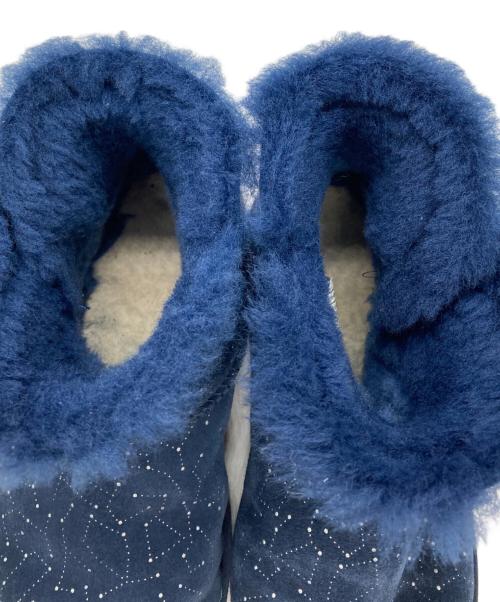 UGG（アグ）UGG (アグ) MINI BAILEY BUTTON BLING CONSTELLATION ミニ ベイリー ボタン ブリング コンステレーション ムートンブーツ ブルー サイズ:25.0cmの古着・服飾アイテム
