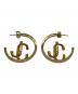 JIMMY CHOO（ジミーチュウ）の古着「JCロゴ付き Gold フィニッシュメタル・フープピアス」｜ゴールド
