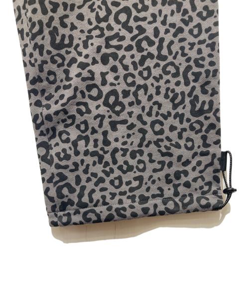 BlackEyePatch（ブラックアイパッチ）BlackEyePatch (ブラックアイパッチ) TACTICAL LOGO LEOPARD CARGO PANTS グレー サイズ:XLの古着・服飾アイテム