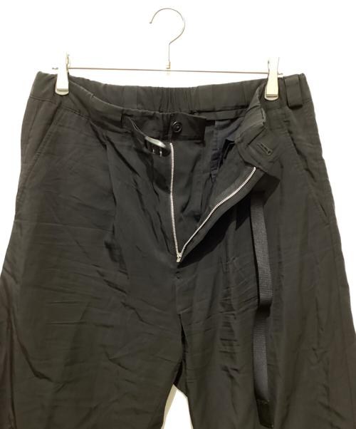Ujoh（ウジョー）Ujoh (ウジョー) テープベルト1タックパンツ ブラック サイズ:4の古着・服飾アイテム