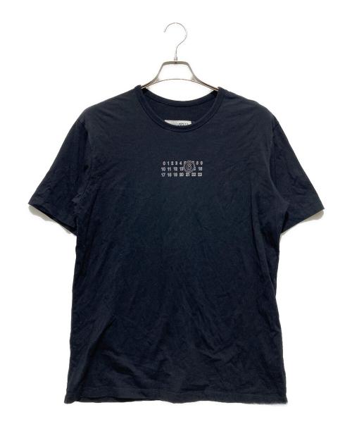 MM6 Maison Margiela（エムエムシックスメゾンマルジェラ）MM6 Maison Margiela (エムエムシックスメゾンマルジェラ) ナンバリングロゴTシャツ ブラック サイズ:Mの古着・服飾アイテム