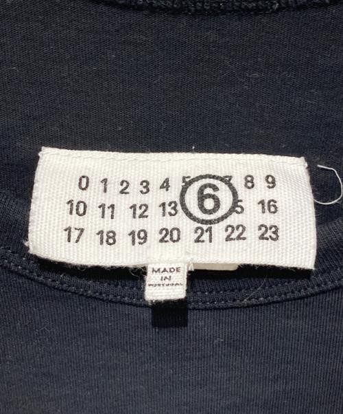MM6 Maison Margiela（エムエムシックスメゾンマルジェラ）MM6 Maison Margiela (エムエムシックスメゾンマルジェラ) ナンバリングロゴTシャツ ブラック サイズ:Mの古着・服飾アイテム