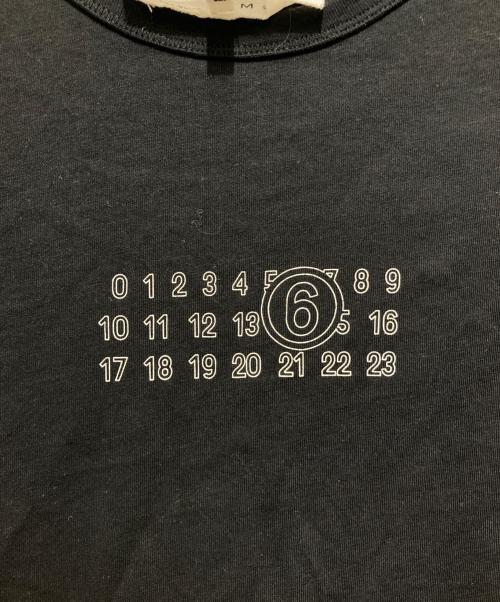 MM6 Maison Margiela（エムエムシックスメゾンマルジェラ）MM6 Maison Margiela (エムエムシックスメゾンマルジェラ) ナンバリングロゴTシャツ ブラック サイズ:Mの古着・服飾アイテム
