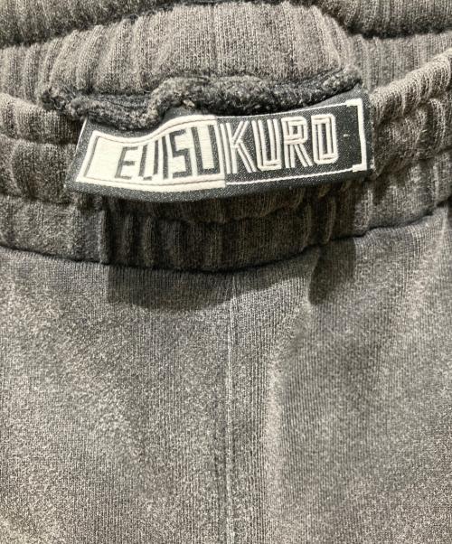 EVISU KURO（エビス クロ）EVISU KURO (エビス クロ) E刺繍 ディストレスド ルーズフィット スウェットパンツ グレー サイズ:Ｓの古着・服飾アイテム