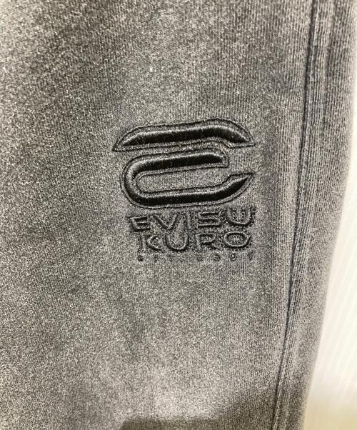 EVISU KURO（エビス クロ）EVISU KURO (エビス クロ) E刺繍 ディストレスド ルーズフィット スウェットパンツ グレー サイズ:Ｓの古着・服飾アイテム