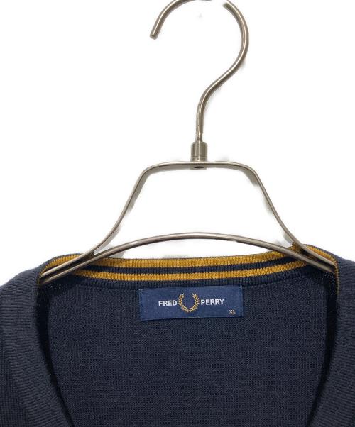 FRED PERRY（フレッドペリー）FRED PERRY (フレッドペリー) ロゴ刺繍Vネックニット ネイビー サイズ:XLの古着・服飾アイテム