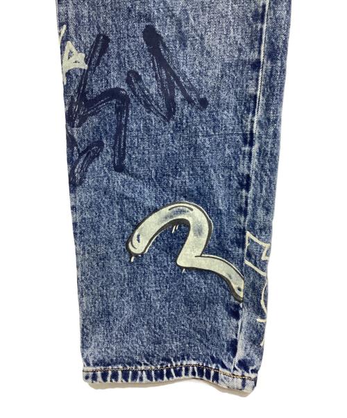EVISU（エヴィス）EVISU (エヴィス) グラフィティプリント レギュラーフィット ジーンズ ブルー サイズ:Ｓの古着・服飾アイテム