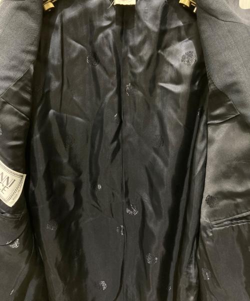 GIANNI VERSACE（ジャンニ・ヴェルサーチ）GIANNI VERSACE (ジャンニ・ヴェルサーチ) メデューサボタンダブルブレザーセットアップ ネイビー サイズ:48の古着・服飾アイテム