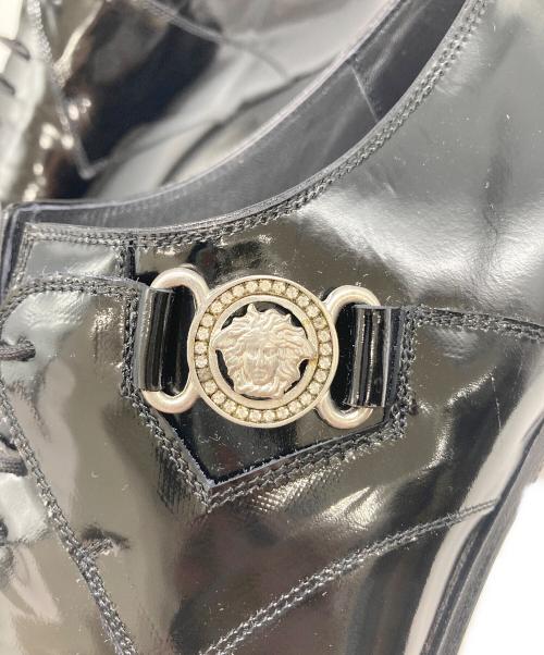 GIANNI VERSACE（ジャンニ・ヴェルサーチ）GIANNI VERSACE (ジャンニ・ヴェルサーチ) メデューサ装飾パテントシューズ ブラック サイズ:7 1/2の古着・服飾アイテム