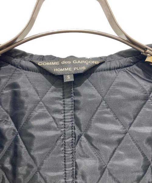 COMME des GARCONS HOMME PLUS（コムデギャルソンオムプリュス）COMME des GARCONS HOMME PLUS (コムデギャルソンオムプリュス) キルティングダッフルコート ブラック サイズ:Ｓの古着・服飾アイテム