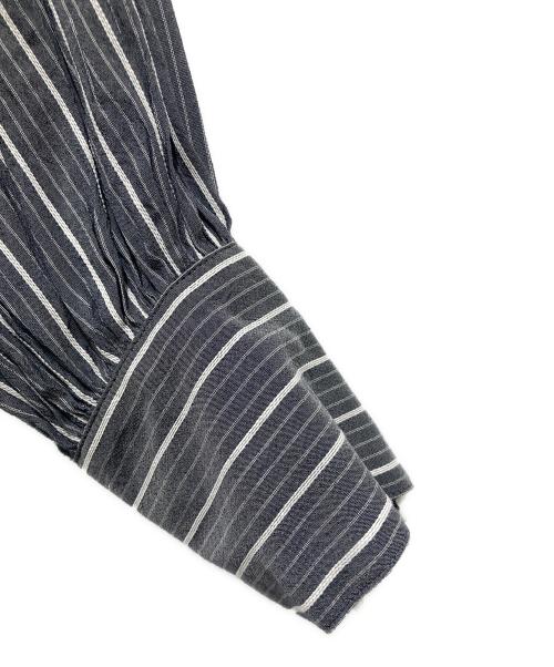 UNITED ARROWS TOKYO（ユナイテッドアローズトウキョウ）UNITED ARROWS TOKYO (ユナイテッドアローズトウキョウ) ティアード ギャザー ロングスリーブ ブラウス グレー サイズ:不明の古着・服飾アイテム
