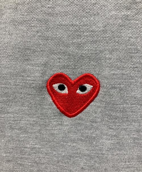 PLAY COMME des GARCONS（プレイコムデギャルソン）PLAY COMME des GARCONS (プレイコムデギャルソン) ハートワッペン半袖ポロシャツ グレー サイズ:Mの古着・服飾アイテム