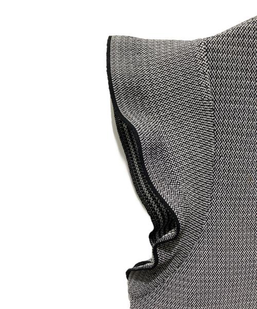 UNITED ARROWS（ユナイテッドアローズ）UNITED ARROWS (ユナイテッドアローズ) ペプラムフリルスリーブジャガードニット グレー サイズ:FREE 未使用品の古着・服飾アイテム