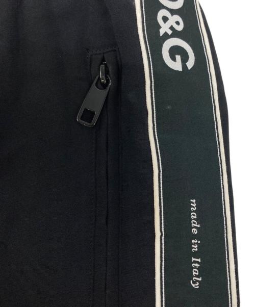 DOLCE & GABBANA（ドルチェ＆ガッバーナ）DOLCE & GABBANA (ドルチェ＆ガッバーナ) サイドテープロゴトラックパンツ ブラック サイズ:50の古着・服飾アイテム