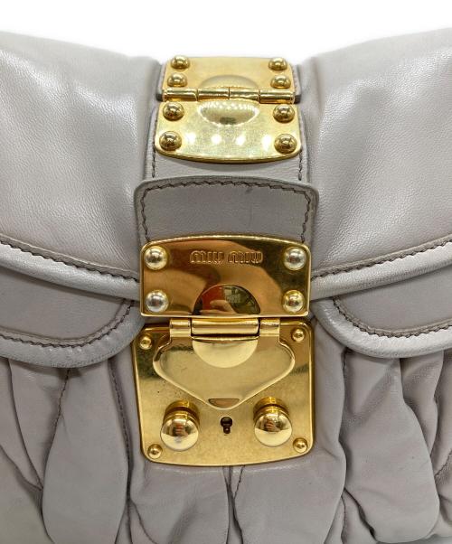 MIU MIU（ミュウミュウ）MIU MIU (ミュウミュウ) コファーマトラッセ2WAYショルダーバッグ グレー サイズ:OneSizeの古着・服飾アイテム