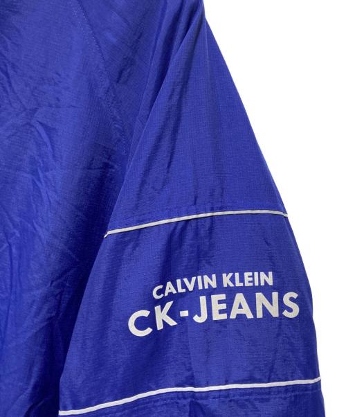 Calvin Klein Jeans（カルバンクラインジーンズ）Calvin Klein Jeans (カルバンクラインジーンズ) アノラックパーカー ブルー サイズ:XXLの古着・服飾アイテム