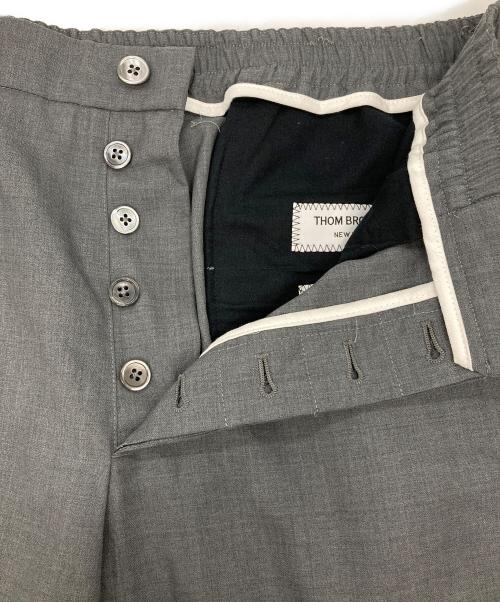 THOM BROWNE. NEW YORK（トムブラウン ニューヨーク）THOM BROWNE. NEW YORK (トムブラウン ニューヨーク) 平織り 4-BAR トラックトラウザー グレー サイズ:2の古着・服飾アイテム