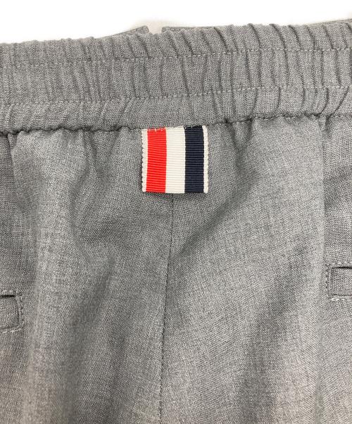 THOM BROWNE. NEW YORK（トムブラウン ニューヨーク）THOM BROWNE. NEW YORK (トムブラウン ニューヨーク) 平織り 4-BAR トラックトラウザー グレー サイズ:2の古着・服飾アイテム
