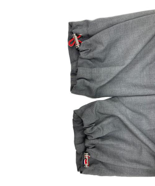 THOM BROWNE. NEW YORK（トムブラウン ニューヨーク）THOM BROWNE. NEW YORK (トムブラウン ニューヨーク) 平織り 4-BAR トラックトラウザー グレー サイズ:2の古着・服飾アイテム