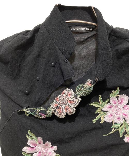 VIVIENNE TAM（ヴィヴィアンタム）VIVIENNE TAM (ヴィヴィアンタム) フラワー刺繍パワーネットマオカラーノースリーブブラウス ブラックの古着・服飾アイテム