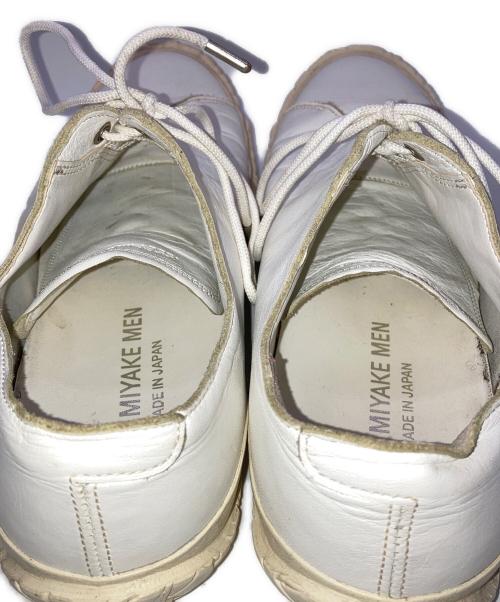 ISSEY MIYAKE MEN（イッセイミヤケメン）ISSEY MIYAKE MEN (イッセイミヤケメン) SPINGLE MOVE (スピングルムーヴ) レザースニーカー ホワイト サイズ:44の古着・服飾アイテム