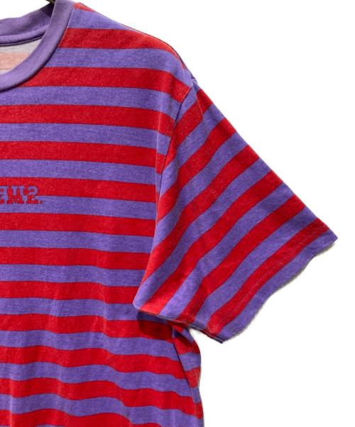 SUPREME（シュプリーム）SUPREME (シュプリーム) 22SSリバースストライプS/STシャツ パープル×レッド サイズ:Sの古着・服飾アイテム