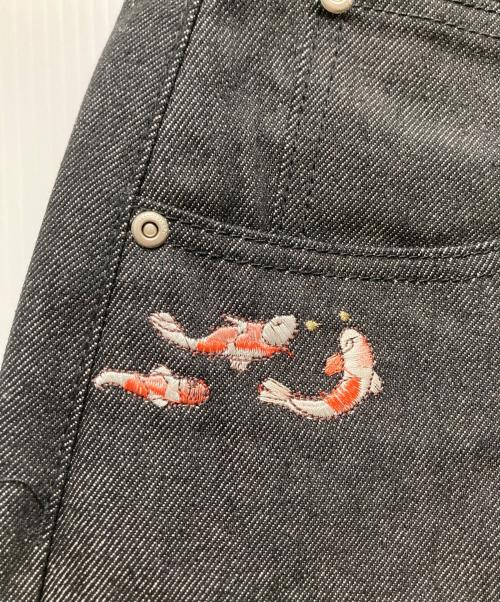 derschutze（デルシュッツ）derschutze (デルシュッツ) Koi Fish V2 Jorts Raw Black / 鯉刺繍デニムハーフパンツ ブラック サイズ:34 未使用品の古着・服飾アイテム
