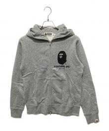 A BATHING APE（アベイシングエイプ）の古着「ロゴジップパーカー」｜グレー