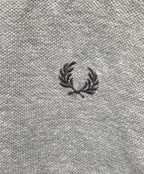 FRED PERRY（フレッドペリー）FRED PERRY (フレッドペリー) MADE IN U.K刺繍ロゴポロシャツ グレー サイズ:Ｓの古着・服飾アイテム