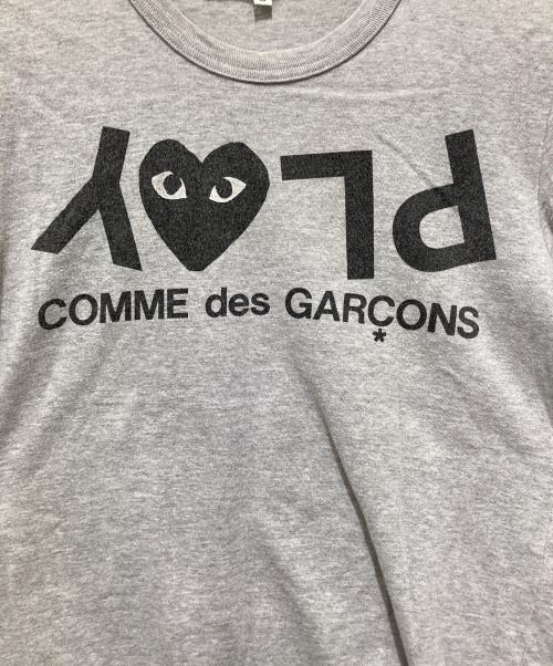 PLAY COMME des GARCONS（プレイコムデギャルソン）PLAY COMME des GARCONS (プレイコムデギャルソン) 逆PLAYロゴTシャツ グレー サイズ:Ｓの古着・服飾アイテム