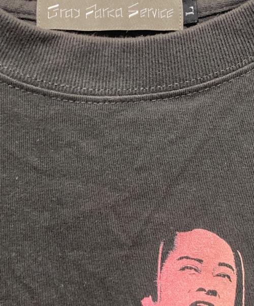 gray parka service（グレーパーカーサービス）gray parka service (グレーパーカーサービス) マツケンサンバプリントTシャツ グレー サイズ:Lの古着・服飾アイテム