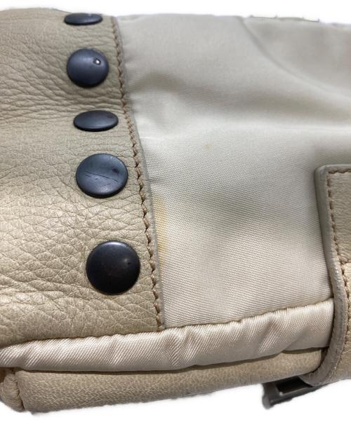 PRADA（プラダ）PRADA (プラダ) アイレットスタッズナイロンレザーコンビショルダーバッグ ベージュの古着・服飾アイテム