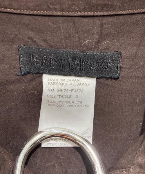 ISSEY MIYAKE（イッセイミヤケ）ISSEY MIYAKE (イッセイミヤケ) スリット前立てデザイン バンドカラーシャツ ブラウン サイズ:3の古着・服飾アイテム