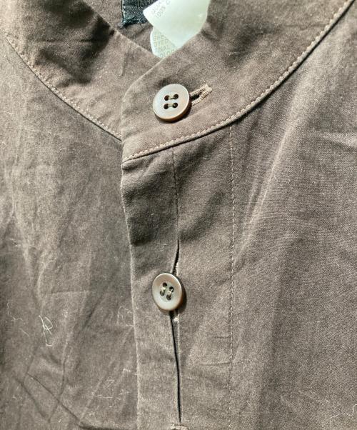 ISSEY MIYAKE（イッセイミヤケ）ISSEY MIYAKE (イッセイミヤケ) スリット前立てデザイン バンドカラーシャツ ブラウン サイズ:3の古着・服飾アイテム