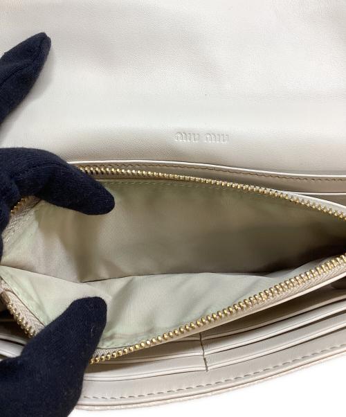 MIU MIU（ミュウミュウ）MIU MIU (ミュウミュウ) クロコ型押しレザー長財布 アイボリーの古着・服飾アイテム