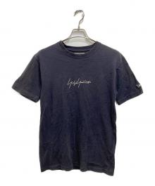 Yohji Yamamoto pour homme×New Era（ヨウジヤマモト プールオム×ニューエラ）の古着「ロゴ刺繍プリントTシャツ」｜ネイビー