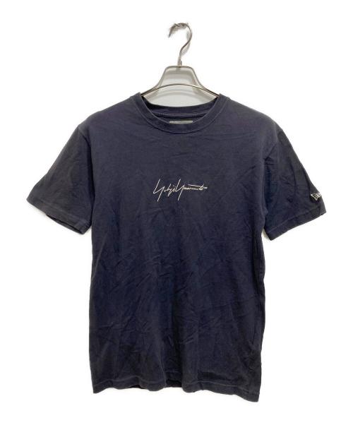 Yohji Yamamoto pour homme（ヨウジヤマモト プールオム）Yohji Yamamoto pour homme (ヨウジヤマモト プールオム) New Era (ニューエラ) ロゴ刺繍プリントTシャツ ネイビー サイズ:3の古着・服飾アイテム