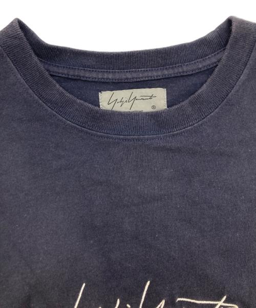 Yohji Yamamoto pour homme（ヨウジヤマモト プールオム）Yohji Yamamoto pour homme (ヨウジヤマモト プールオム) New Era (ニューエラ) ロゴ刺繍プリントTシャツ ネイビー サイズ:3の古着・服飾アイテム