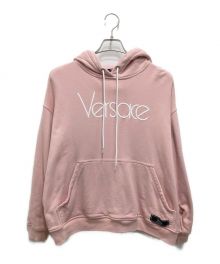 VERSACE（ヴェルサーチェ）の古着「リエディション ロゴ パーカー」｜ピンク